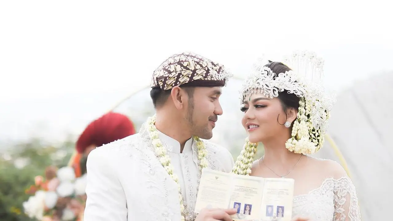 7 Potret Pernikahan Jenita Janet dengan Pengusaha Danu Sofwan