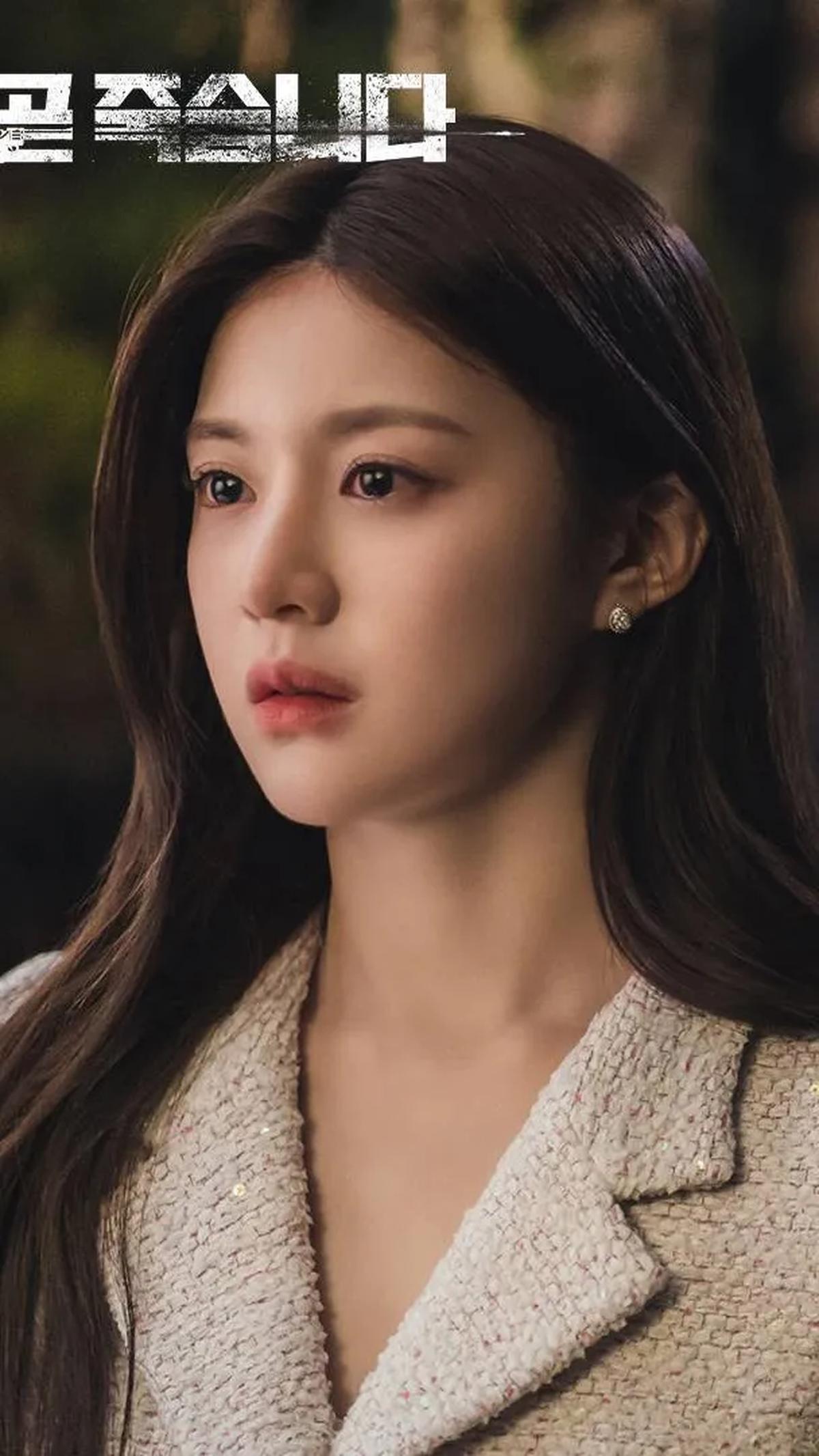 3. Go Yoon Jung sebagai Lee Ji Soo: Novelis dalam Salah Satu Hukuman Choi Yi Jae