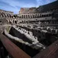 Gambar yang diambil di Roma pada 25 Juni 2021 ini menunjukkan hipogeum dan dinding bagian dalam Colosseum, yang restorasi labirin bawah tanahnya disponsori oleh grup mode Tod's. (Filippo MONTEFORTE / AFP)