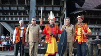 Mendagri Tito Karnavian menerima Gelar Kehormatan Tuha Gari Sifaoma Bawa dari Tokoh Adat Nias yang berarti Pemimpin yang Besar dan Tegas, Senin (9/12/2019). (Puspen Kemendagri)