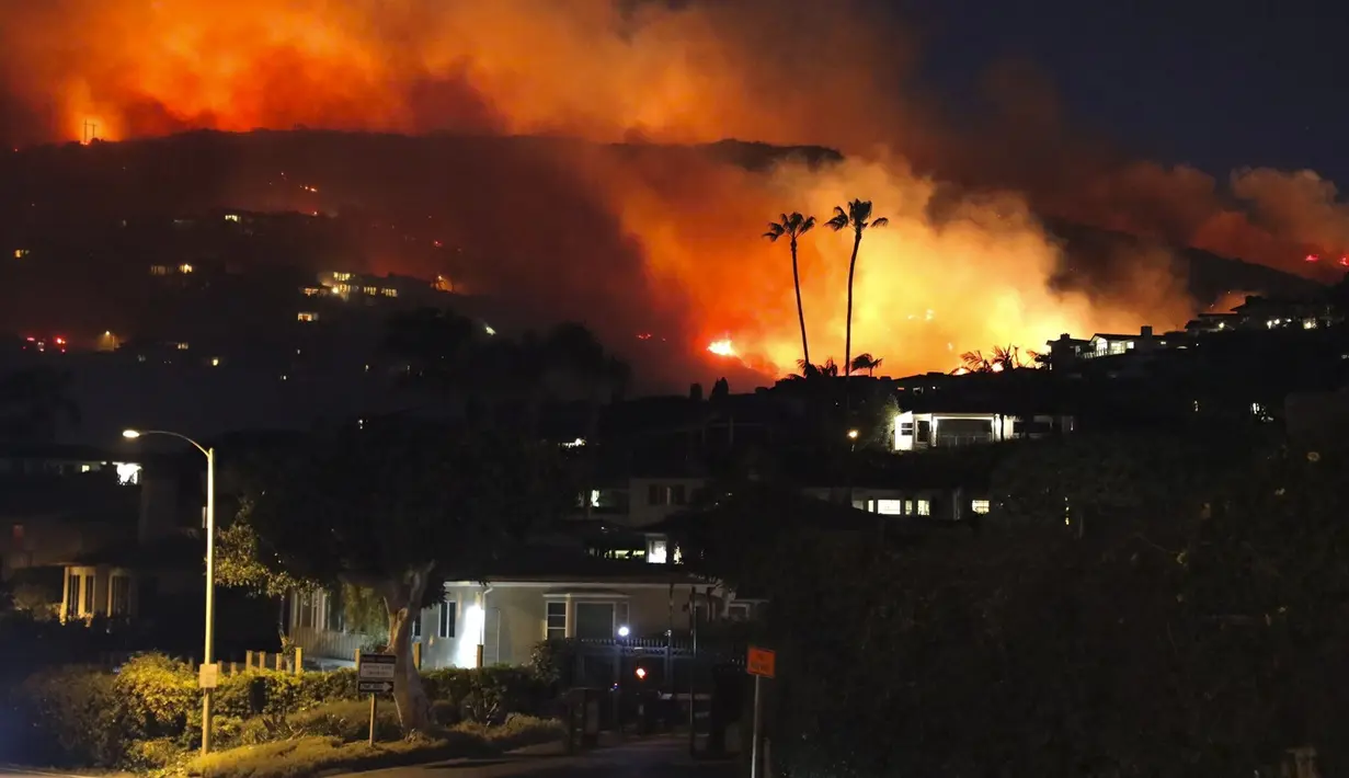 Kebakaran hutan terjadi di Emerald Bay Area dekat Pantai Laguna, California (10/2/2022). Kebakaran hutan yang dipicu oleh angin kencang Santa Ana meletus di perbukitan di pantai California Selatan Kamis pagi. (@dustyschuh via AP)