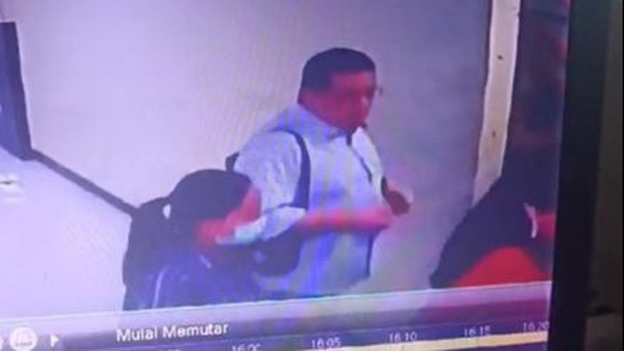 "Jam 16.04 WIB, para korban ini masuk dalam lift terekam ini EA mencium-cium kening dari ketiga orang lainnya. Setelah dicium-cium keningnya, AEL terlihat mengumpulkan handphone-handphone dari semuanya untuk naik ke atas," <br>