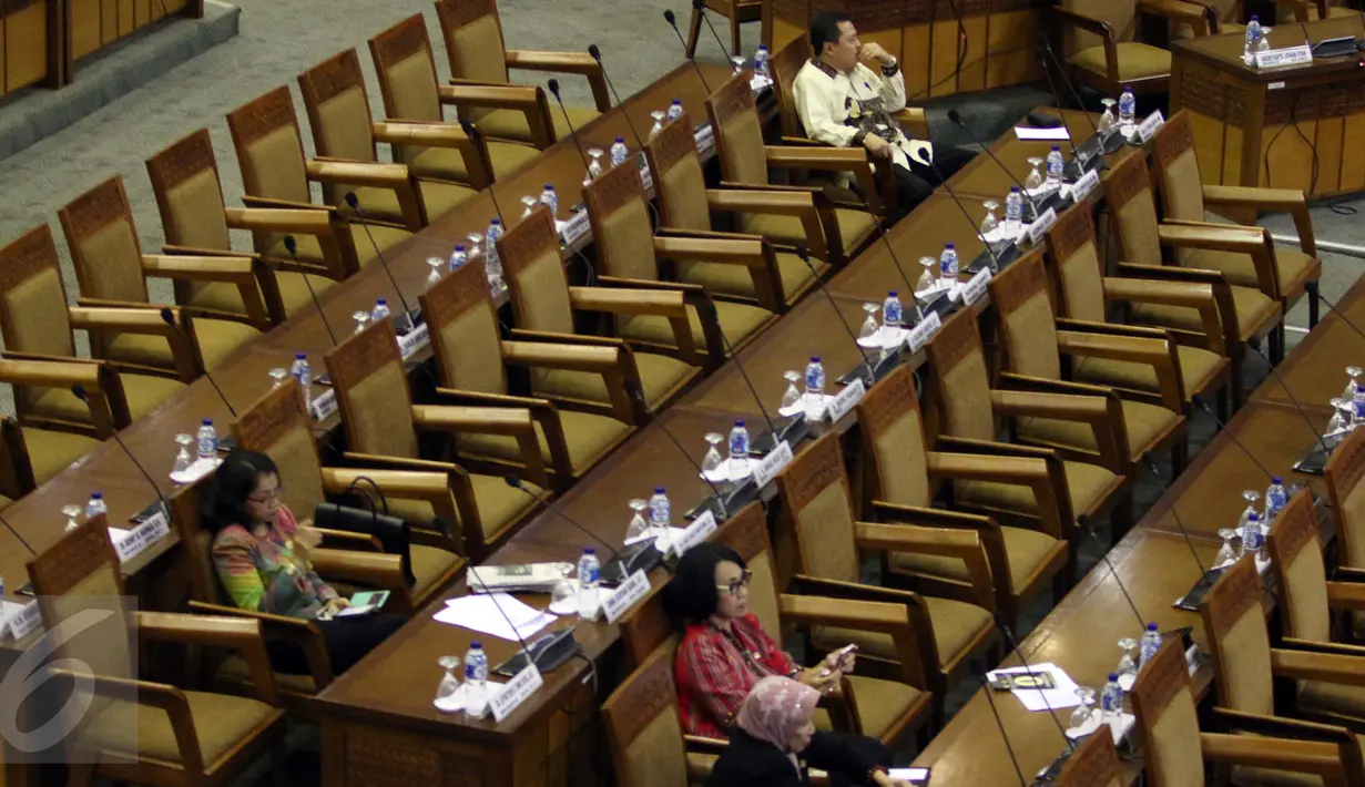 Suasana Rapat Paripurna DPR mengesahkan 9 Anggota Ombudsman RI, Jakarta, Selasa (2/2/2016). Sebanyak 256 anggota DPR tidak hadir saat paripurna dimulai. (Liputan6.com/Johan Tallo)
