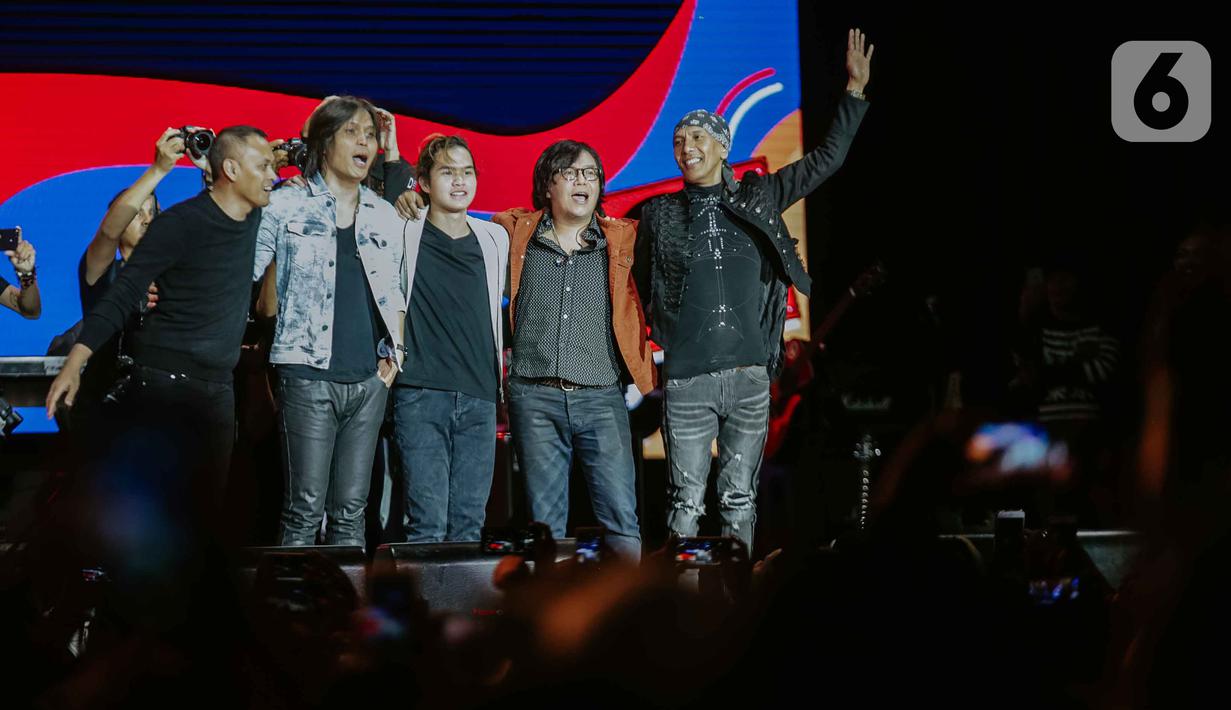 Grup band Dewa 19 berfoto bersama dengan Once Mekel, Ari Lasso, dan Dul Jaelani usai berkolaborasi dalam Tamagochill (its’s time to go chill) di Tennis Indoor Senayan, Jakarta Pusat, pada Kamis (21/11/2019). Kolaborasi Dewa 19, Once, Ari Lasso, dan Dul memukau penonton. (Liputan6.com/Faizal Fanani)