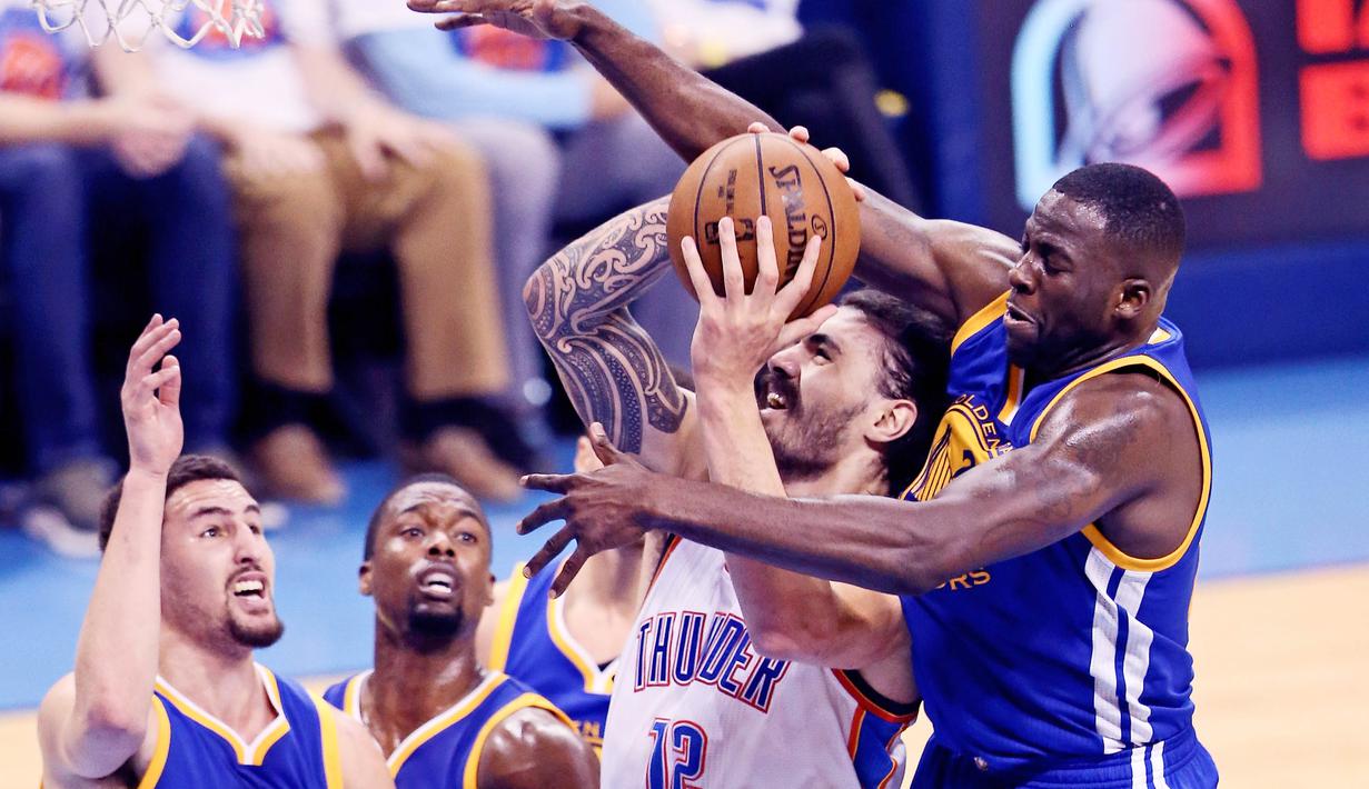 Pemain OKC Thunder, Steven Adams #12 mencoba melakukan tembakan saat dihadang para pemain Warriors  saat Final Wilayah Barat NBA Playoffs 2016 di Chesapeake Energy Arena, Oklahoma, (24/5/2016).  (Kevin Jairaj-USA TODAY Sports)