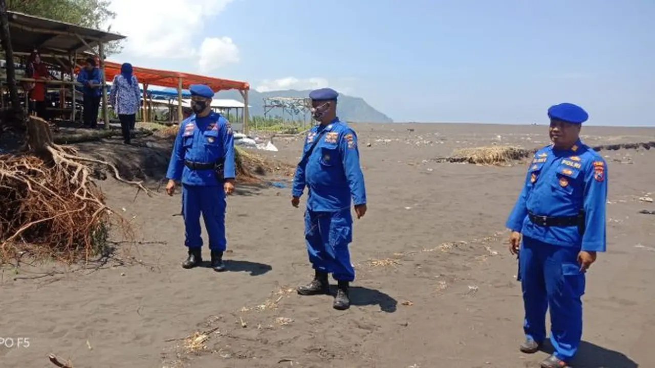 Satpol air Jember lakukan mitigasi bencana banjir rob di Pantai Cemara Puger Jember (Istimewa)