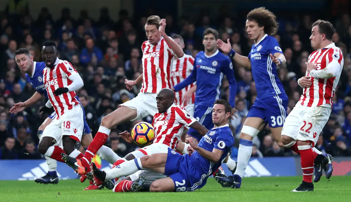 Pemain Chelsea, Cesar Azpilicueta terjatuh bersama pemain Stoke City, Bruno Martins Indi saat berebut bola pada laga Premier League di Stamford Bridge, (31//12/2016). Chelsea menang 4-2.   (Reuters/Eddie Keogh)
