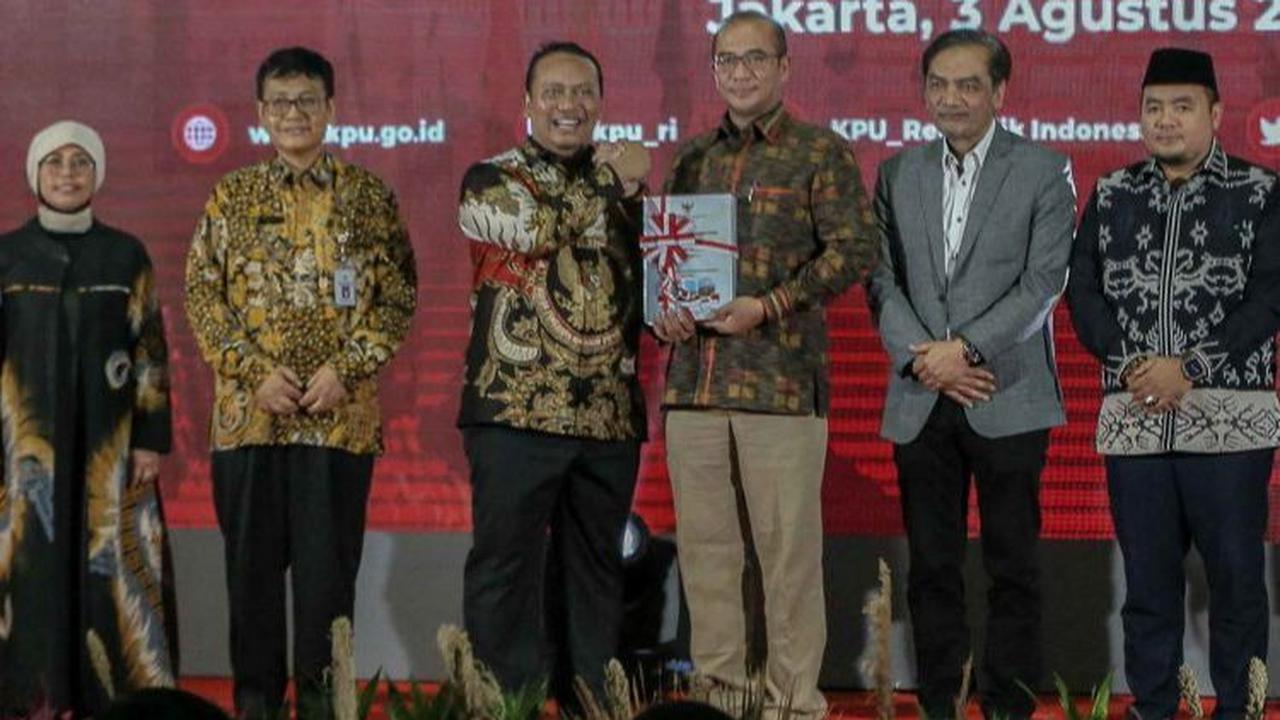 Anggota I BPK Nyoman Adhi Suryadnyana dan Ketua KPU Hasyim Asy'ari berfoto bersama jajaran saat penyerahan Laporan Hasil Pemeriksaan BPK Atas Laporan Keuangan KPU Tahun 2022.