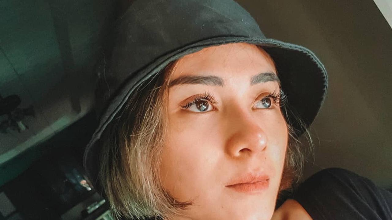 Tampilan Dara the Virgin dengan Makeup Minimalis (credit: instagram/darathevirgin)