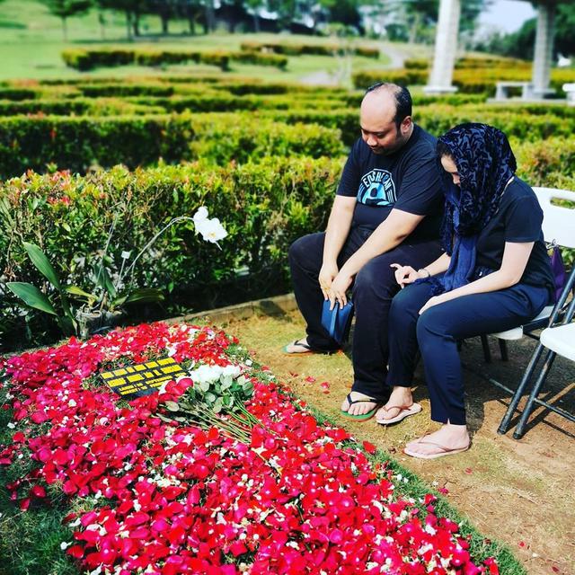 Beri Vitual Hug, Ini 6 Momen BCL dan Noah Ziarah ke Makam Ashraf Sinclair