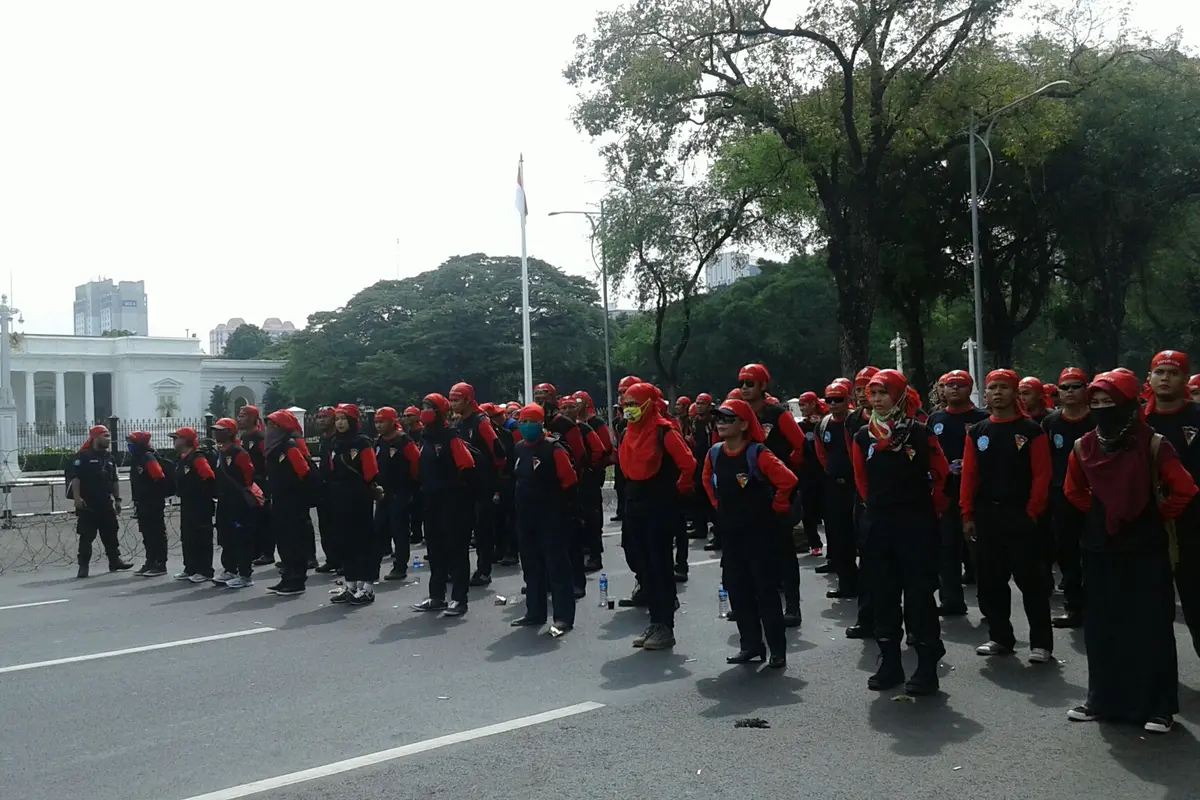 Ribuah Buruh Mulai Blokade Jalan Depan Istana Merdeka