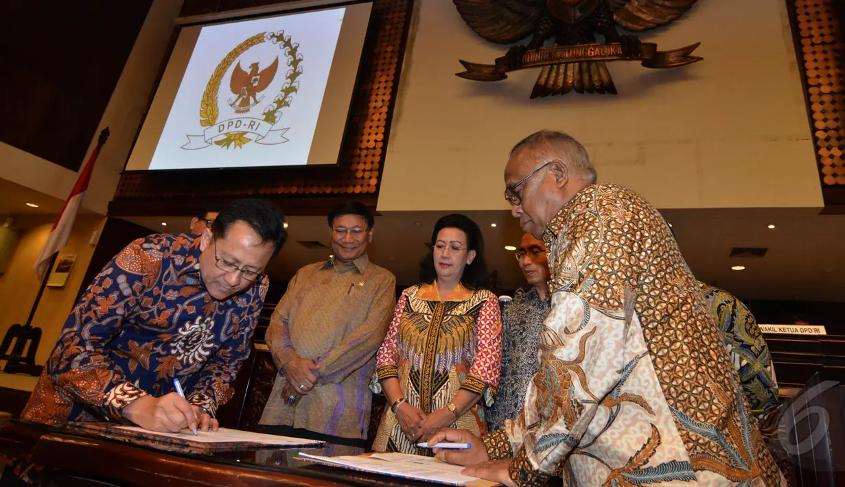 Plt Ketua KPK Taufiqurrahman Ruki (kanan) bersama Ketua DPD Irman Gusman (kedua kiri), menandatangani nota kesepahaman antar kedua lembaga terkait pemberantasan korupsi, Jakarta, Selasa (19/5/2015). (Liputan6.com/Andrian M Tunay)