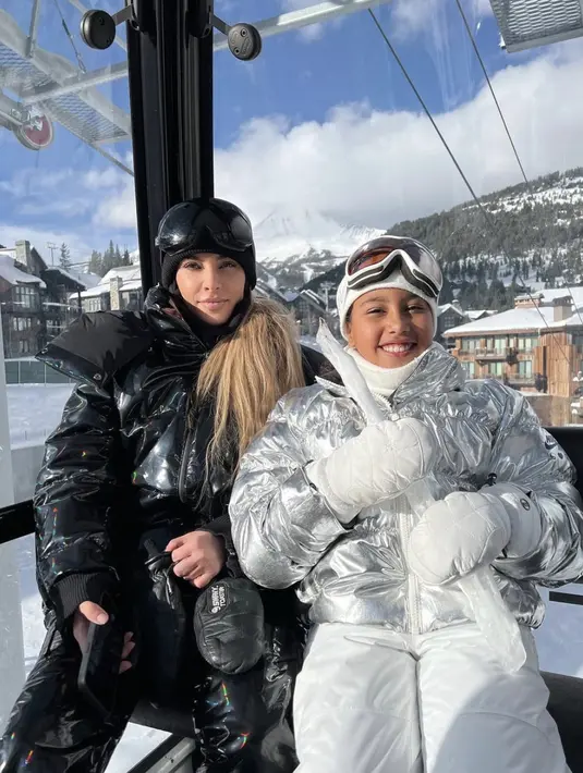 Keduanya selalu kompak bagaikan kakak adik. Sekalipun tengah berlibur, Kim dan North menggemaskan dalam balutan baju ski. [Foto: Kim Kardashian/ Instagram]