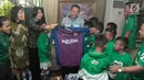 Menpora Imam Nahrawi saat menyambut kedatangan delapan pemain terbaik MILO Football Championship 2018 di Rumah Dinas Menteri Pemuda dan Olahraga Republik Indonesia, Jakarta (5/10). (Liputan6.com/Rizky)