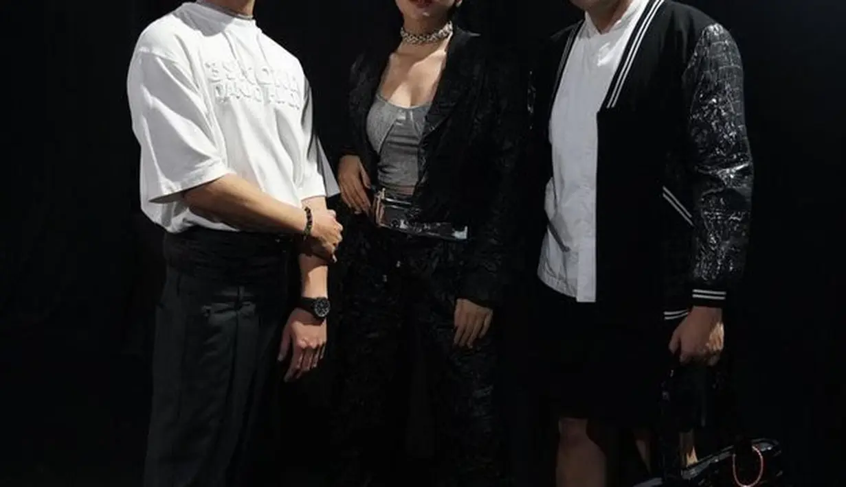 Gaya berbusana Al Ghazali untuk acara fashion tersebut memang simple namun memberikan gaya yang begitu chic. Perpaduan warna hitam dan putih dalam outfit tersebut sangat cocok untuknya.(Instagram.com/alghazali7)