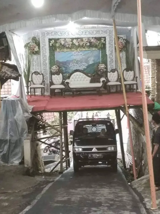 pelaminan melayang viral (foto: twitter/@giewahyudi)