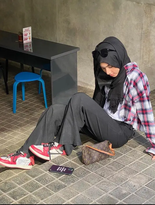 Everyone's favorite outfit saat berkuliah jatuh kepada kemeja flaner dengan motif kotak-kotak dan celana kulot, lho. (instagram/darieenz)