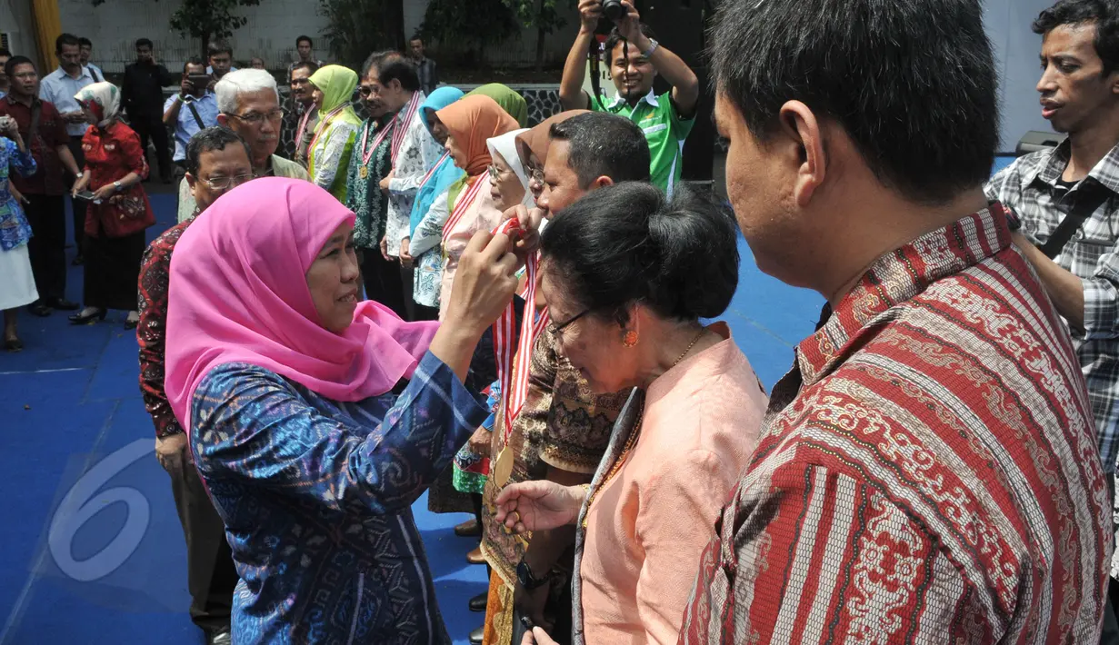 Mensos, Khofifah Indar Parawansa memberikan piagam di pembukaan peringatan HLUN di TMPNU Kalibata, Jakarta, Kamis (4/6/2015). Peringatan HLUN meningkatkan pemahaman dan Kemandirian sebagai cerminan kesejahteraan lansia. (Liputan6.com/Johan Tallo)