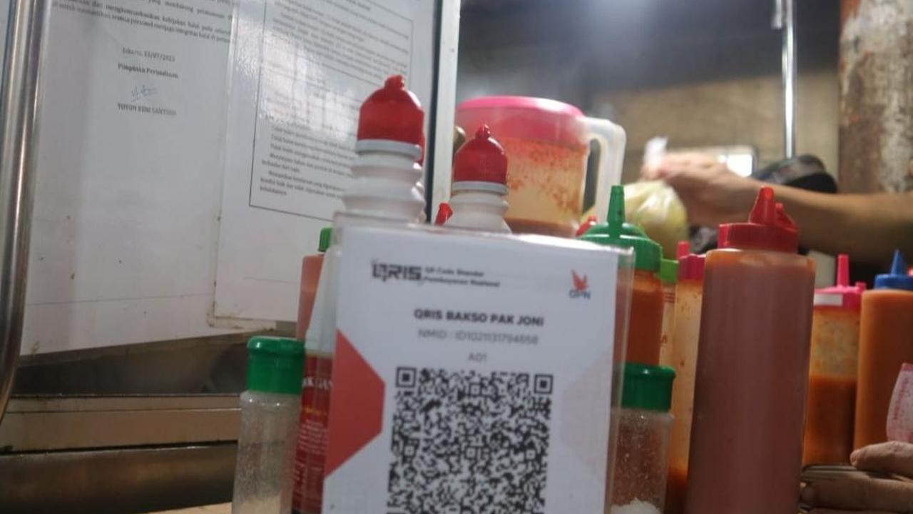 "Mungkin karena kebanyakan orang cashless, tren itu meningkat banget. Mmebantu penjualan juga, pasti orang nanya dulu, kalau enggak pasti pindah. Di tempat lain enggak pakai QRIS pasti pindah," papar Yoyon.