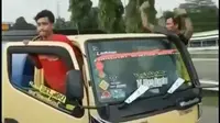 Aksi Berbahaya Sopir dan Kernet Bergelantungan di Pintu Saat Truk Melaju