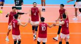 Para pemain Timnas voli putra Indonesia meryakan kemenangan atas Myanmar pada laga perdana SEA Games 2025 di Indoor Stadium Huamark, Bangkok, Senin (15/12/2025). (Bola.com/Bagaskara Lazuardi)