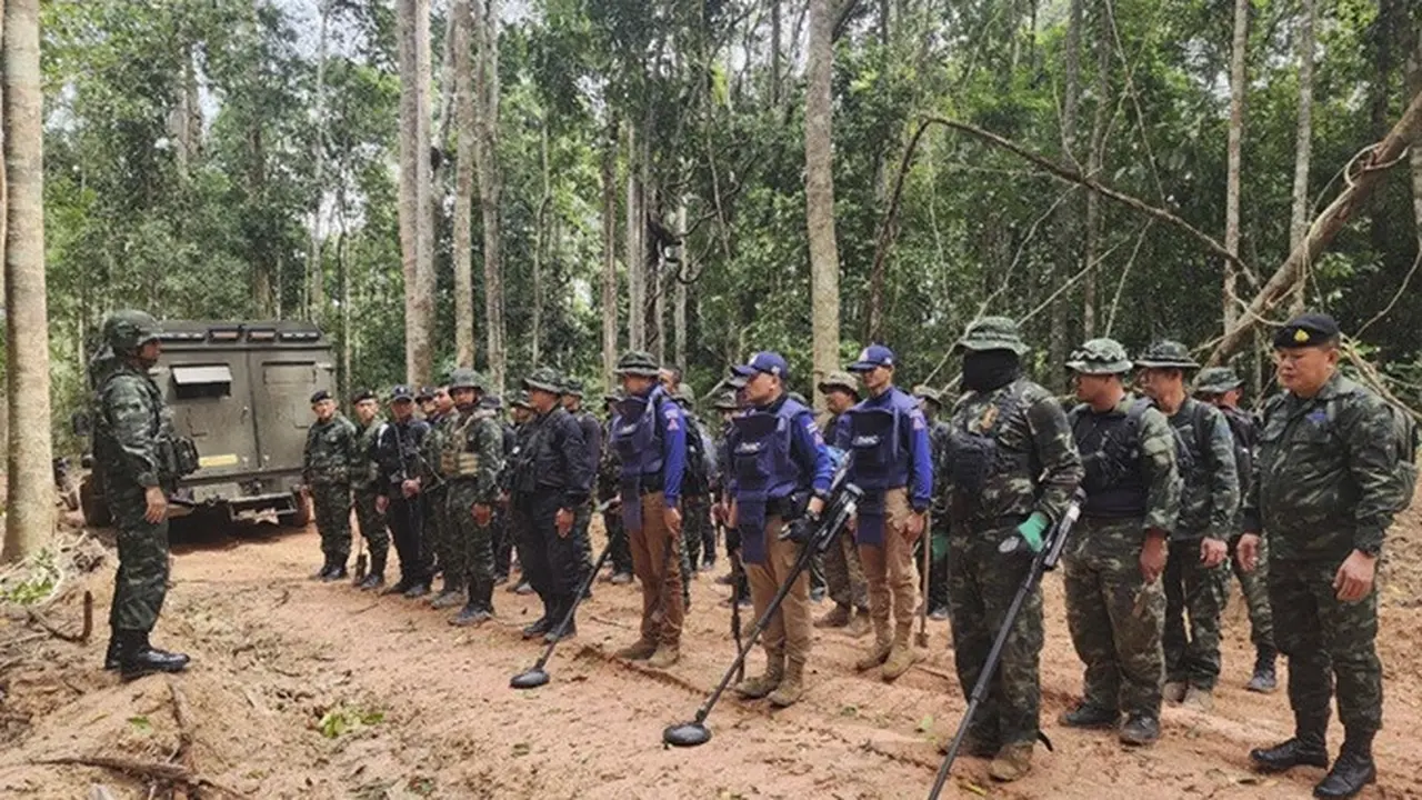 Dalam foto yang dirilis Angkatan Darat Kerajaan Thailand pada Minggu (20/7/2025), sejumlah tentara terlihat memeriksa kawasan perbatasan di Provinsi Ubon Ratchathani, lokasi di mana dua ranjau darat anti-personel dilaporkan ditemukan.