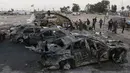 Sejumlah orang melihat-lihat di lokasi terjadinya ledakan bom mobil di permukiman al-Bayaa, Irak, Kamis (16/2). Pihak keamanan dan sumber medis mengatakan sedikitnya 48 orang tewas dan melukai 55. (AP Photo/ Karim Kadim) 