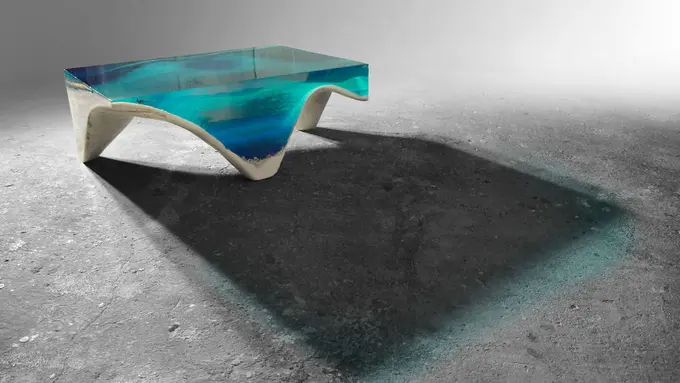 Terbuat dari Marmer, Meja Ini Tampak Seperti Kolam Renang!