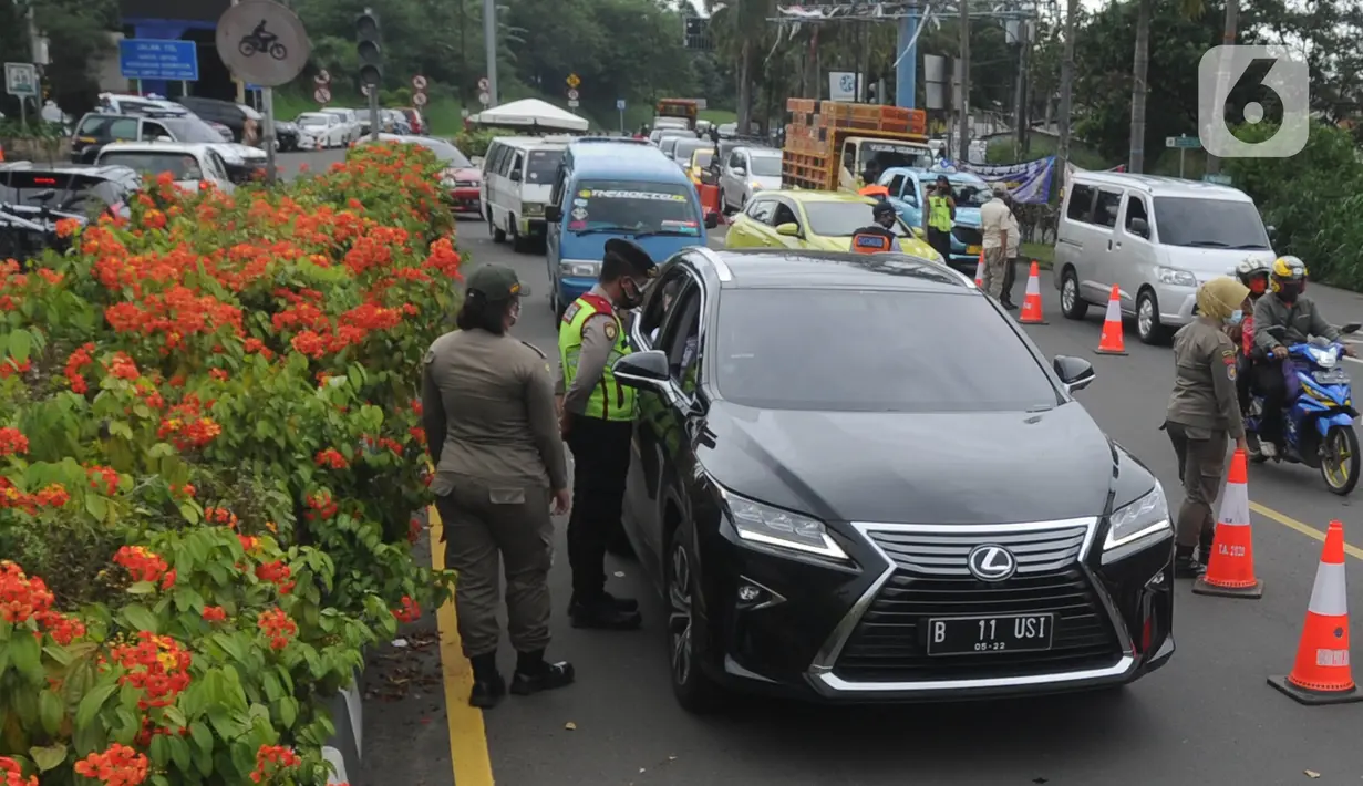 Petugas gabungan melakukan operasi razia penggunaan masker dan pemeriksaan surat hasil tes cepat antigen di Simpang Gadog, Bogor, Kamis (24/12/2020). Pemkab Bogor mewajibkan para wisatawan menunjukkan hasil tes cepat antigen seiring peringatan malam tahun baru. (merdeka.com/Arie Basuki)