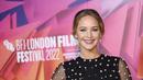 Jennifer Lawrence berpose sambil tersenyum saat menghadiri pemutaran perdana film ' Causeway' selama Festival Film London 2022 di London, Sabtu, 8 Oktober 2022. Desain cantik menyapu sosoknya dengan indah dan menampilkan lengan mengembang yang dramatis untuk memberikan sentuhan gaya pada penampilannya. (Photo by Vianney Le Caer/Invision/AP)