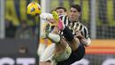 Pemain Inter Milan, Francesco Acerbi, berebut bola dengan pemain Juventus, Dusan Vlahovic, pada laga pekan ke-23 Serie A 2023/2024 di Giuseppe Meazza, Senin (05/02/2024). Sementara itu Juventus ada di posisi kedua dengan mencatatkan 53 angka dari 23 pertandingan. (AP Photo/Antonio Calanni)