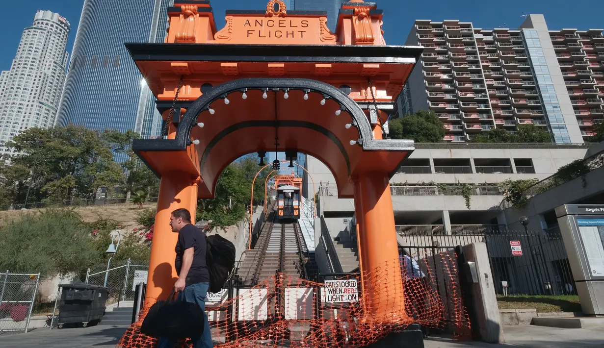 Seorang pria melintas didepan tempat pemberhentian kereta api Angels Flight di pusat kota Los Angeles, AS (30/8). Angels Flight merupakan satu-satunya kereta kabel di Los Angelesdan dan terdaftar ke dalam tempat bersejarah. (AP Photo/ Richard Vogel)