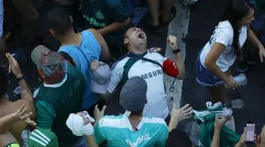 Suporter Palmeiras bersorak untuk tim mereka saat menonton siaran langsung pertandingan kejuaraan Copa Libertadores, di Sao Paulo, Brasil, Sabtu (27/11/2021). Palmeiras kampiun Copa Libertadores 2021 usai mengalahkan Flamengo 2-1 di Stadion Centenario, Uruguay.  (AP Photo/Marcelo Chello)