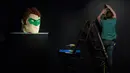 Seorang pria bekerja dekat kepala salah satu karakter pahlawan superhero DC yang dibuat dari Lego pada pameran Art of the Brick di La Vilette, Paris, Kamis (26/4). Pameran ini berlangsung hingga 19 Agustus 2018. (AFP/Lionel BONAVENTURE)