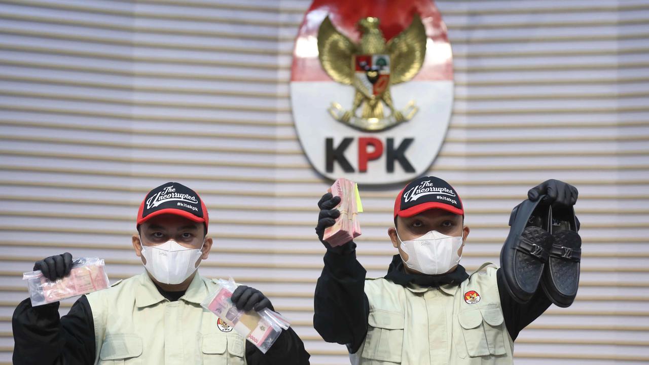 FOTO: KPK Tunjukkan Barang Bukti OTT Bupati Tulungagung