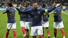 Timnas Prancis masih menjaga hasil sempurna di Kualifikasi Euro 2024 setelah menang telak 14-0 atas Gibraltar di Allianz Riviera Stadium, Nice, Minggu (19/11/2023) dini hari WIB. Lima gol Les Bleus dihasilkan dari dua striker andalan mereka, yaitu Kylian Mbappe yang mencetak hattrick dan Olivier Giroud dengan brace-nya. Dengan hasil ini, Timnas Prancis masih menjaga hasil sempurna di Grup B dengan menyapu bersih 7 kemenangan dari 7 laga yang telah dijalani dan hanya menyisakan satu laga lagi untuk menutup fase grup dengan hasil sempurna. (AP Photo/Daniel Cole)