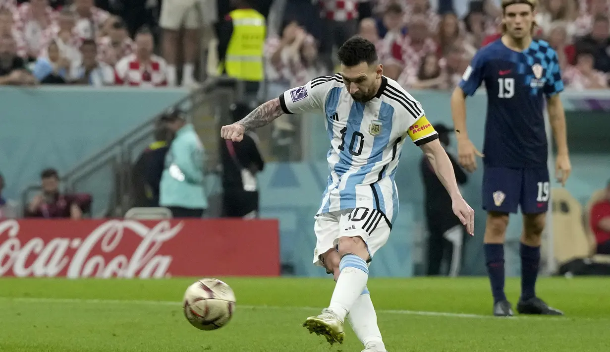 Dengan tambahan satu golnya ke gawang Kroasia, Lionel Messi telah mencetak total 5 gol di Piala Dunia 2022. Jika diakumulasikan dengan raihan golnya dalam 4 edisi Piala Dunia sebelumnya, maka ia total telah mencetak 11 gol dalam 25 laga di Piala Dunia, melewati rekor Gabriel Batistuta sebagai pemain Argentina dengan jumlah gol terbanyak di Piala Dunia dengan 10 gol. (AP Photo/Frank Augstein)