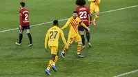 Gelandang Barcelona, Moriba Kourouma Kourouma berselebrasi dengan Lionel Messi usai mencetak gol ke gawang Osasuna pada pertandingan lanjutan La Liga Spanyol di stadion El Sadar di Pamplona, Spanyol, Minggu (7/3/2021).  Barcelona menang atas Osasuna 2-0. (AP Photo/Alvaro Barrientos)