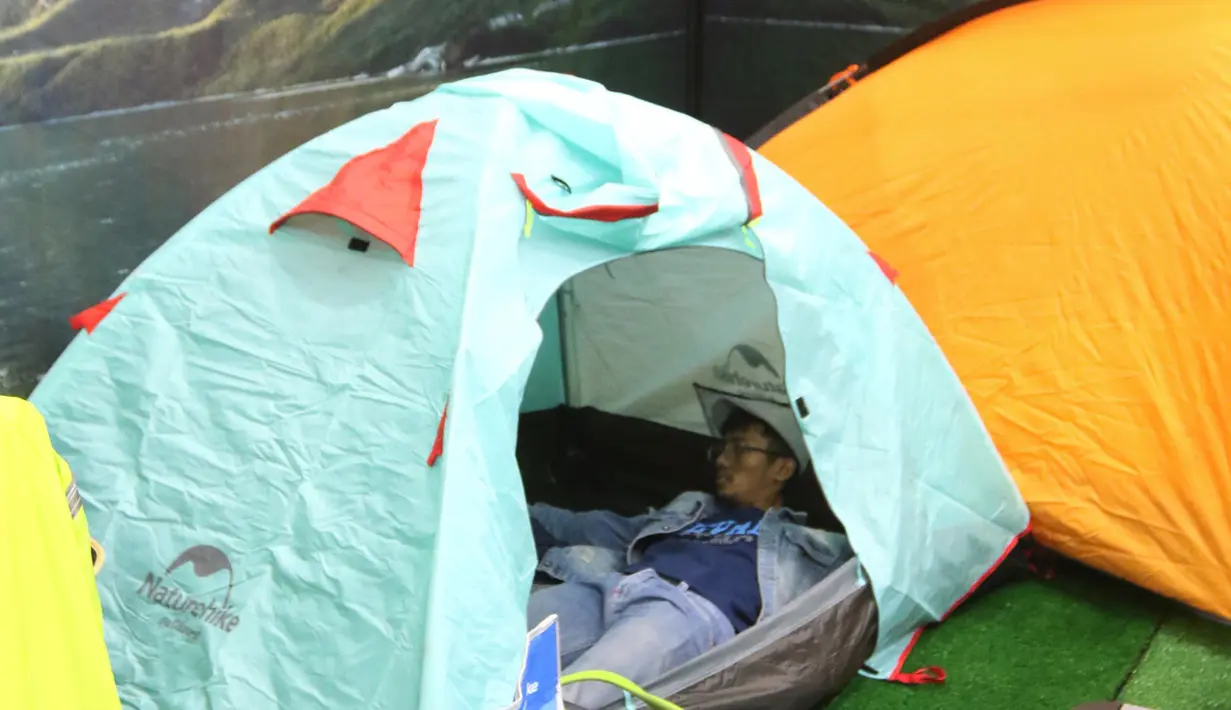 Pengunjung berada di dalam tenda selama Pameran Indofest 2018 di JCC Senayan, Jakarta, Jumat (4/5). Pameran menampilkan berbagai macam produk diantaranya tas ransel, tenda, hingga perjalanan wisata alam bebas. (Liputan6.com/Arya Manggala)