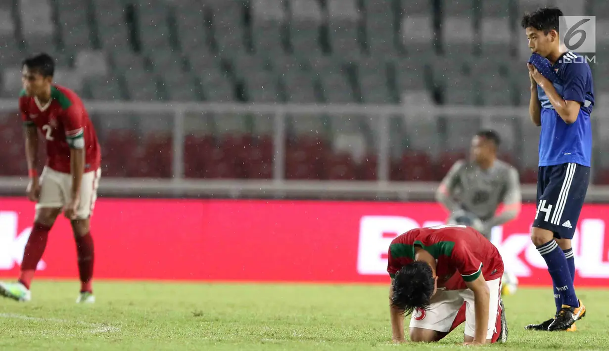 Pesepak bola Timnas Indonesia U-19 tertunduk usai mengalami kekalahan 1-4 atas Jepang U-19 pada laga uji coba babak kedua di Stadion Utama Gelora Bung Karno (SUGBK), Jakarta, Minggu (25/3). (Liputan6.com/Angga Yuniar)
