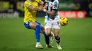 Gelandang Cadiz #11 Ivan Alejo (Kiri) berebut bola dengan bek Real Sociedad #17 Kieran Tierney pada pekan ke-18 Liga Spanyol di stadion Nuevo Mirandilla, Jumat (22/12/2023) dini hari WIB. (JORGE GUERRERO / AFP)