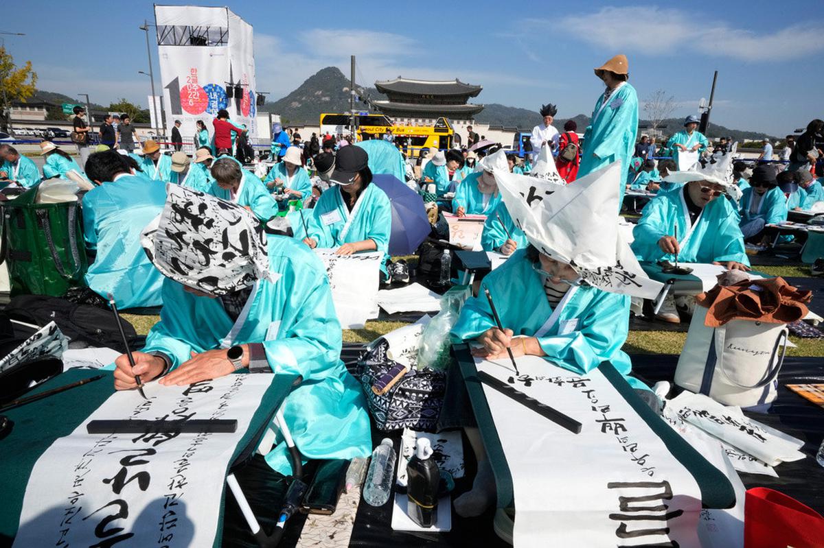 Berkostum Hanbok Peserta Ikuti Lomba Kaligrafi Hangeul