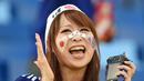 Fans cantik Jepang saat menyaksikan laga Grup C antara Jepang vs Kolombia di the Pantanal Arena pada 24 Juni 2014 (AFP PHOTO/TOSHIFUMI KITAMURA)