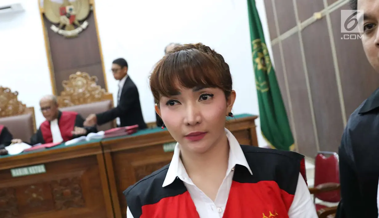 Roro Fitria menjalani sidang lanjutan kasus dugaan penyalahgunaan narkotika di PN Jakarta Selatan, Jakarta, Kamis (5/7). Roro Fitria tampil cantik dengan makeup lengkap, dari bedak, blush on hingga eyeliner. (Liputan6.com/Immanuel Antonius)