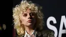 Penyanyi Lady Gaga saat berpose saat menghadiri fashion show koleksi Saint Laurent di Hollywood Palladium, California, (10/2), Rambut dari penyanyi nyentrik ini juga tampak berantakan tak seperti gaya rambut sebelumnya.  (REUTERS / Mario Anzuoni)