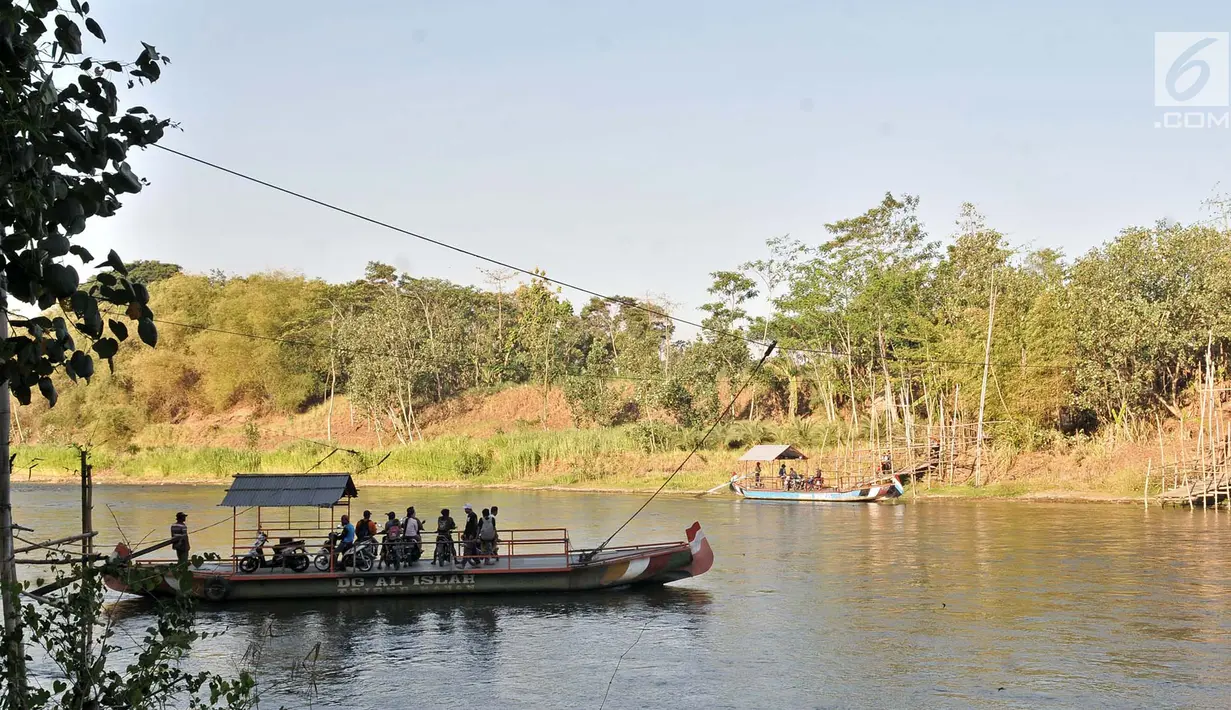 Perahu eretan atau tambangan saat mengantarkan warga menyeberangi Sungai Brantas, Desa Mayan, Mojo, Kediri, Sabtu (29/9). Perahu eretan masih menjadi transportasi pilihan warga Kediri menyeberangi Sungai Brantas. (Merdeka.com/Iqbal Nugroho)