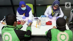 Mitra driver Gojek melakukan registrasi donor darah di sel-sela penandatanganan Nota Kesepahaman antara Gojek dan Palang Merah Indonesia (PMI) Provinsi DKI Jakarta, Senin (25/4/2022). Nota Kesepahaman tersebut mengukuhkan kerja sama GoSend dengan PMI Provinsi DKI Jakarta dalam pengiriman instan transfusi darah antara PMI dan Rumah Sakit yang telah terdaftar melalui kemudahan GoSend Portal. (Liputan6.com/Fery Pradolo)