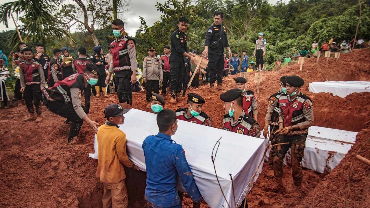FOTO: 24 Korban Banjir Bandang yang Tak Teridentifikasi Dimakamkan Secara Massal di Padang