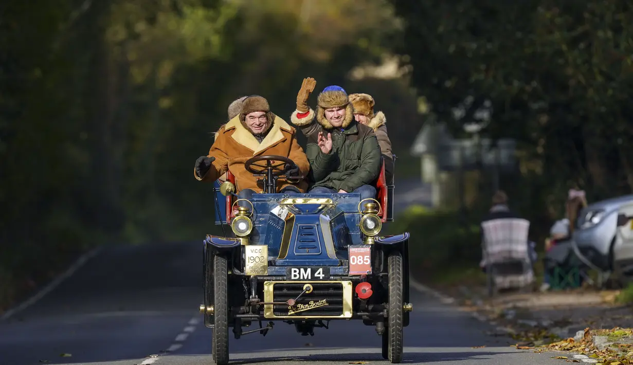 Peserta London to Brighton Veteran Car Run melewati desa Staplefield, London tenggara, Minggu (7/11/2021). Acara ini diselenggarakan atas nama Royal Automobile Club, yang menekankan bahwa acara tersebut bukan perlombaan. (Kirsty O'Connor/PA via AP)