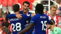 Striker Chelsea, Alvaro Morata melakukan selebrasi dengan rekan-rekannya usai mencetak hattrick saat berhadapan dengan Stoke City pada lanjutan Liga Inggris di Stadion Bet365 di Stoke-on-Trent, (23/9). Chelsea menang 4-0. (AFP Photo/Lindsey Parnaby)